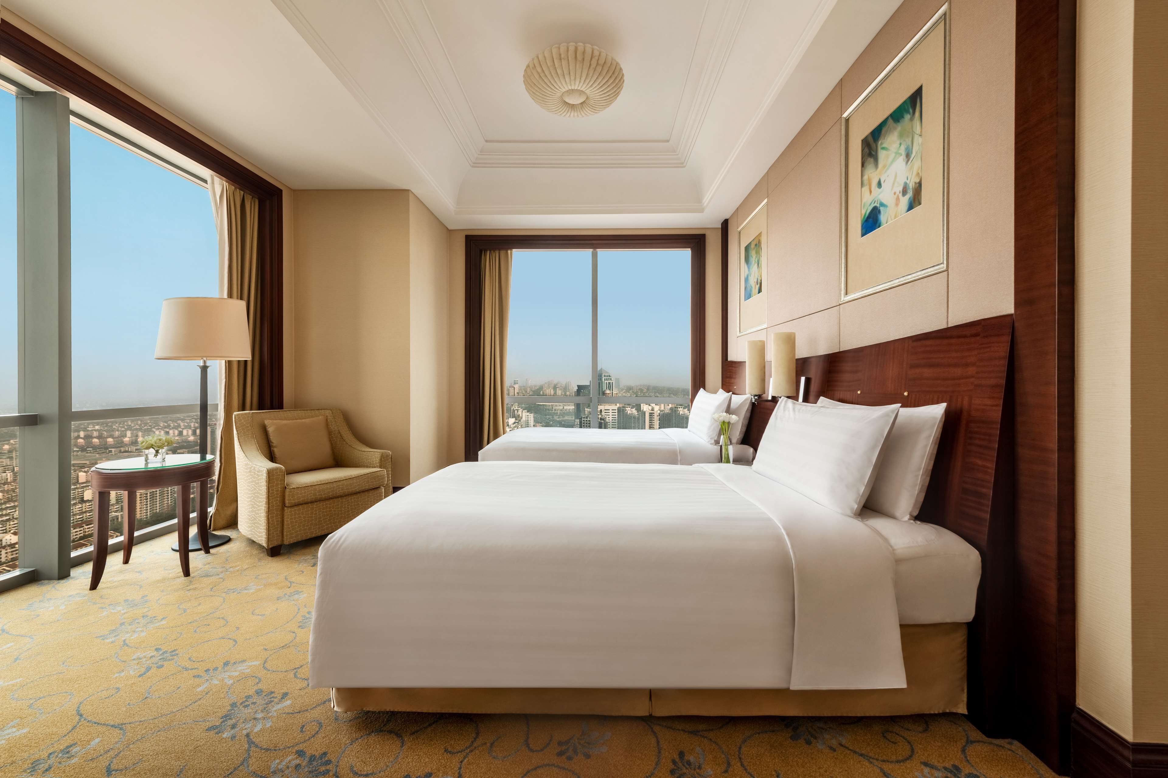 객실 내 금고, 책상, 암막 커튼, 방음 설비