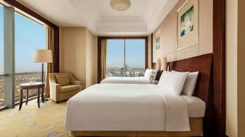 Caja de seguridad en la habitación, escritorio y cortinas blackout