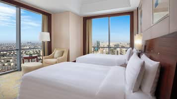 Een kluis op de kamer, een bureau, verduisterende gordijnen