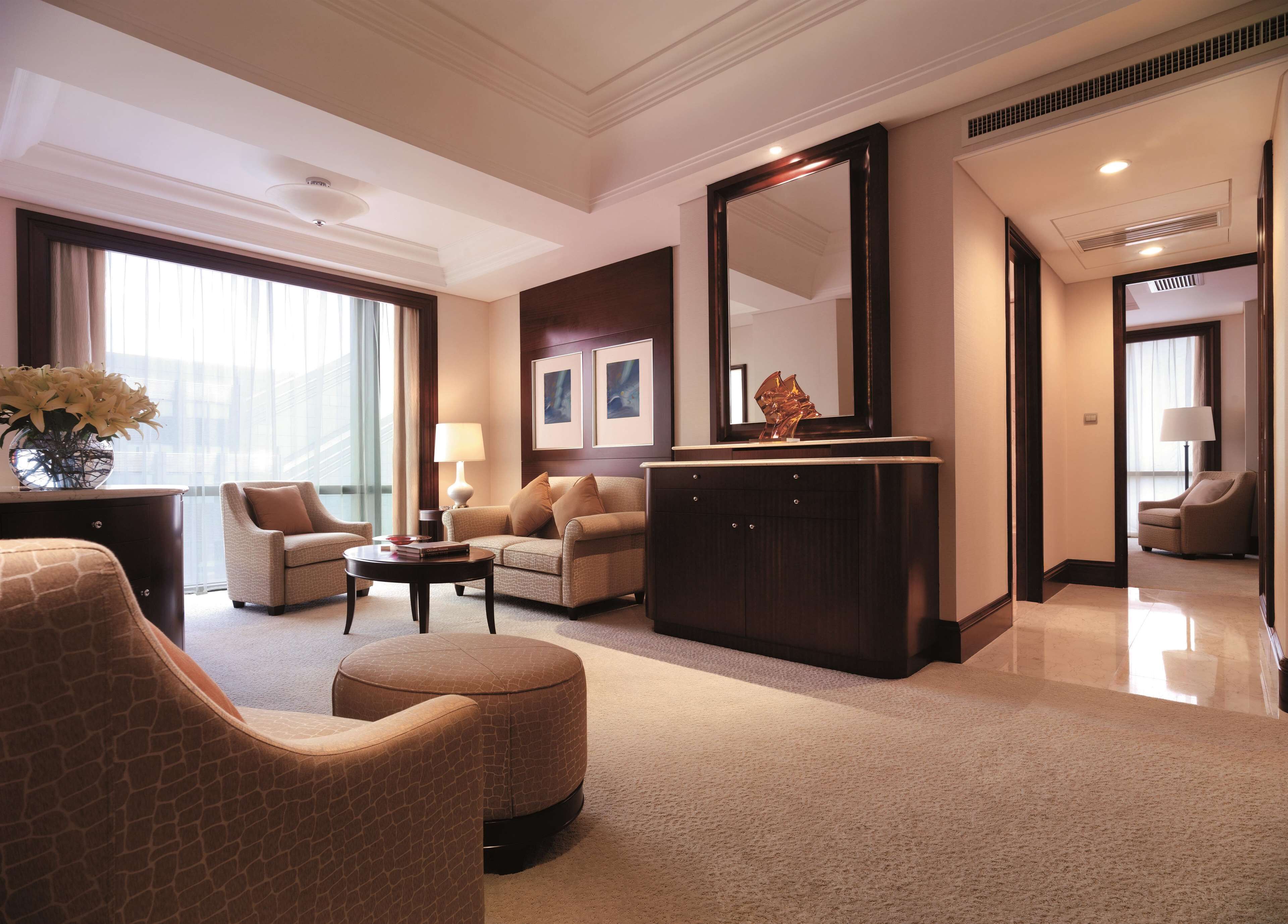 客房内保险箱、办公桌、遮光窗帘、隔音