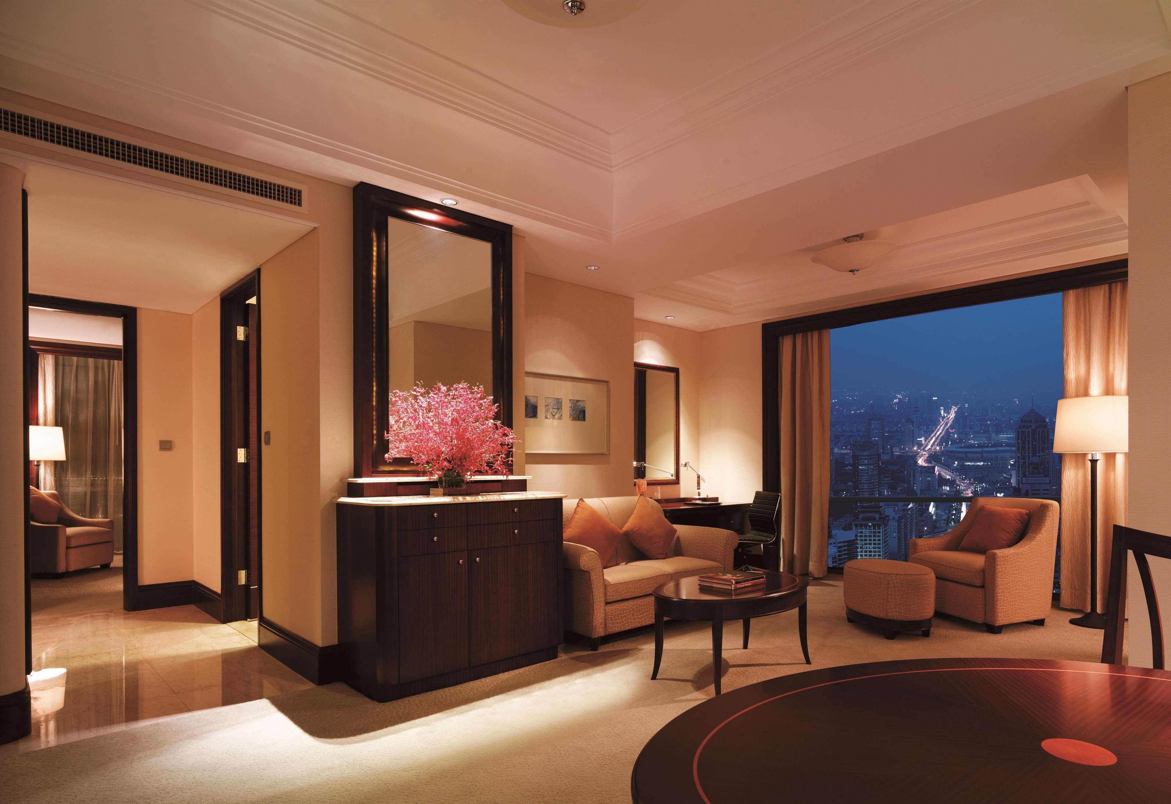 客房內保險箱、書桌、遮光布/窗簾、隔音