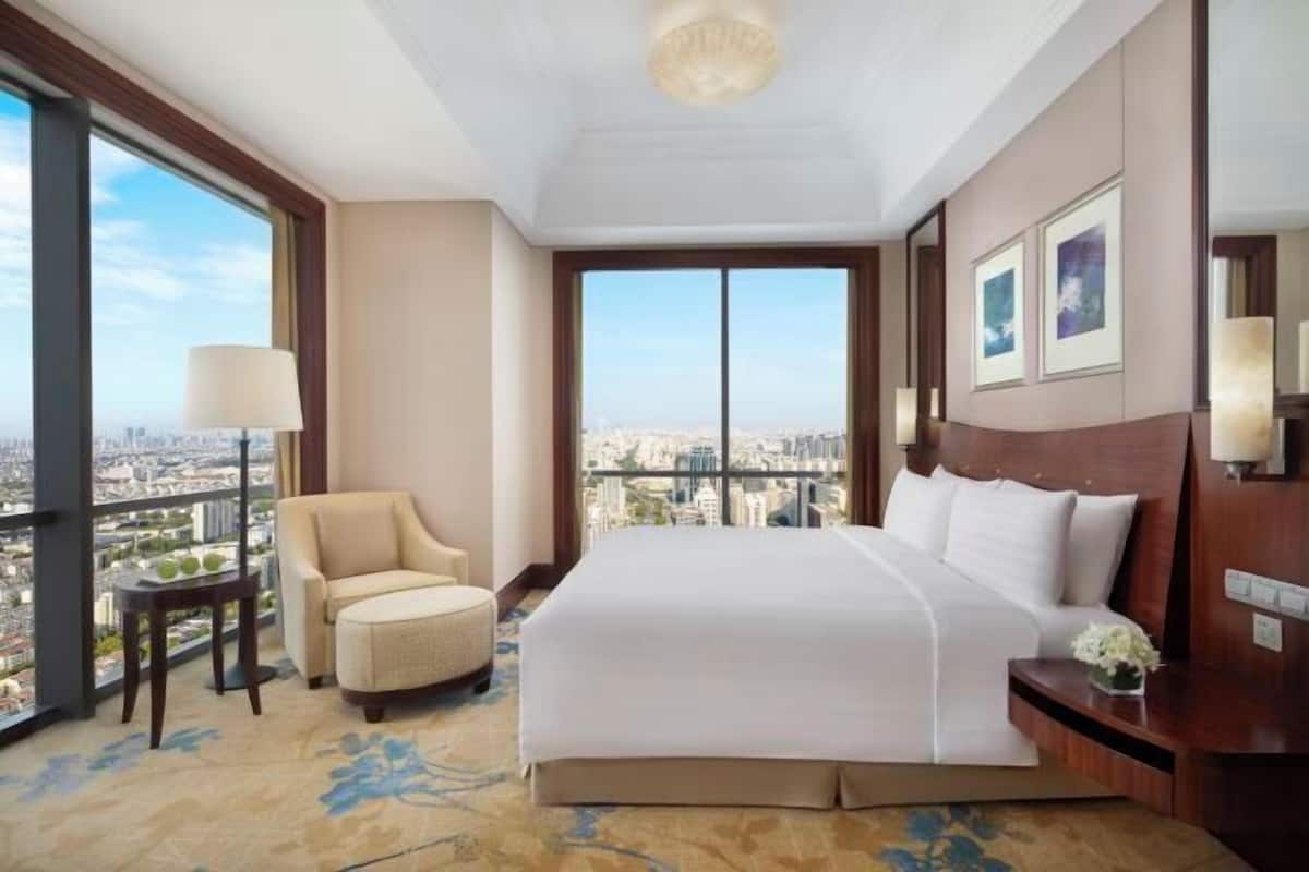 In-room safe, desk, blackout drapes, soundproofing