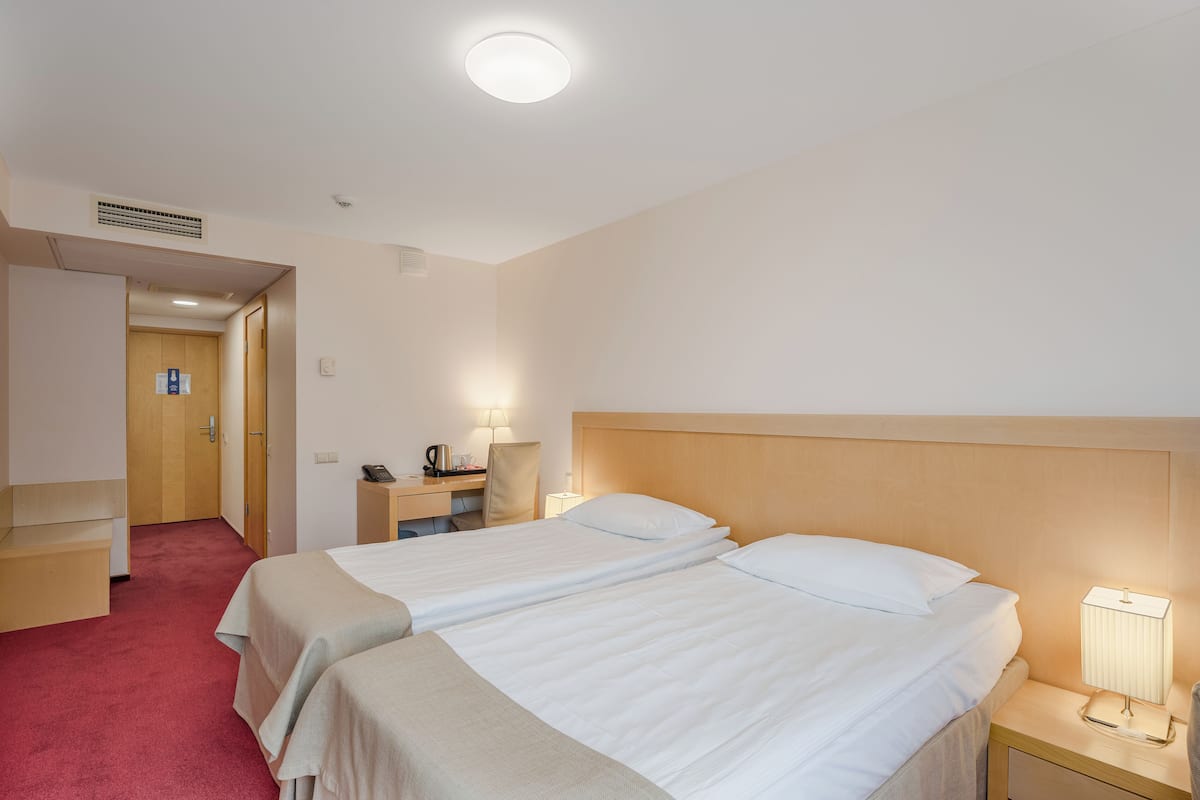 Standard Twin Room | Hypo-allergenic bedding, minibar, in-room safe, desk