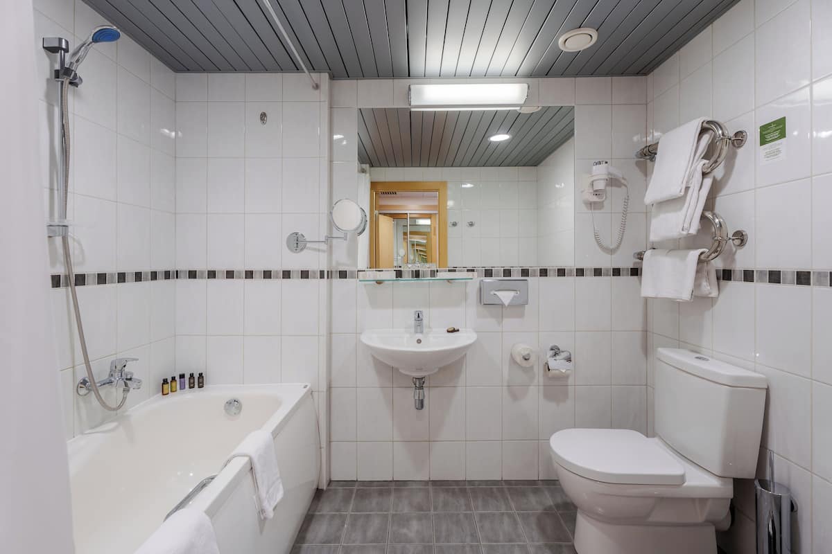 deluxe room | bathroom | free toiletries, hair dryer, towels, soap