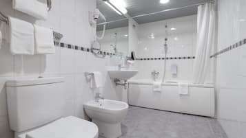 Superior Twin room | Bathroom | Free toiletries, hair dryer, towels, soap