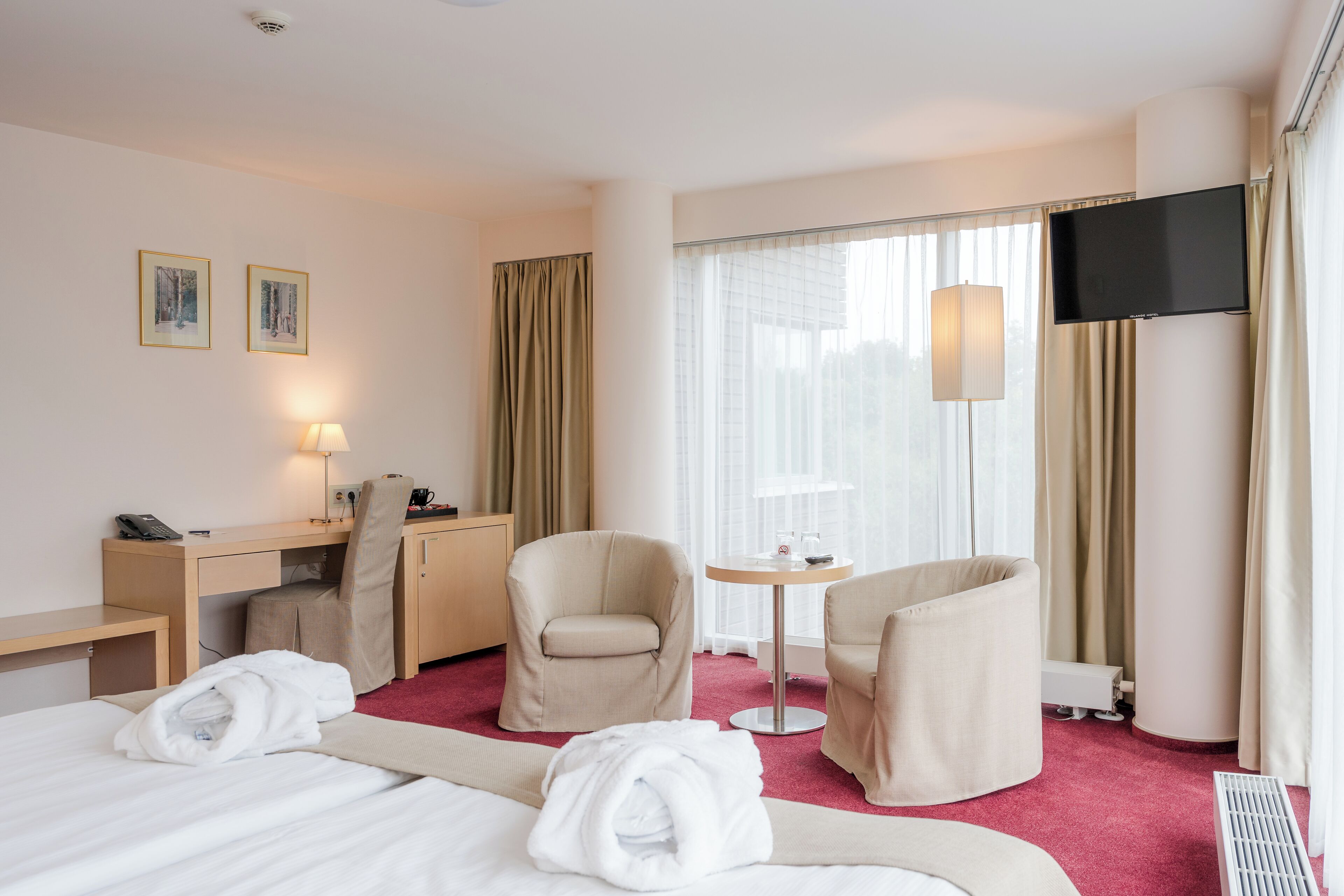 Hypo-allergenic bedding, minibar, in-room safe, desk