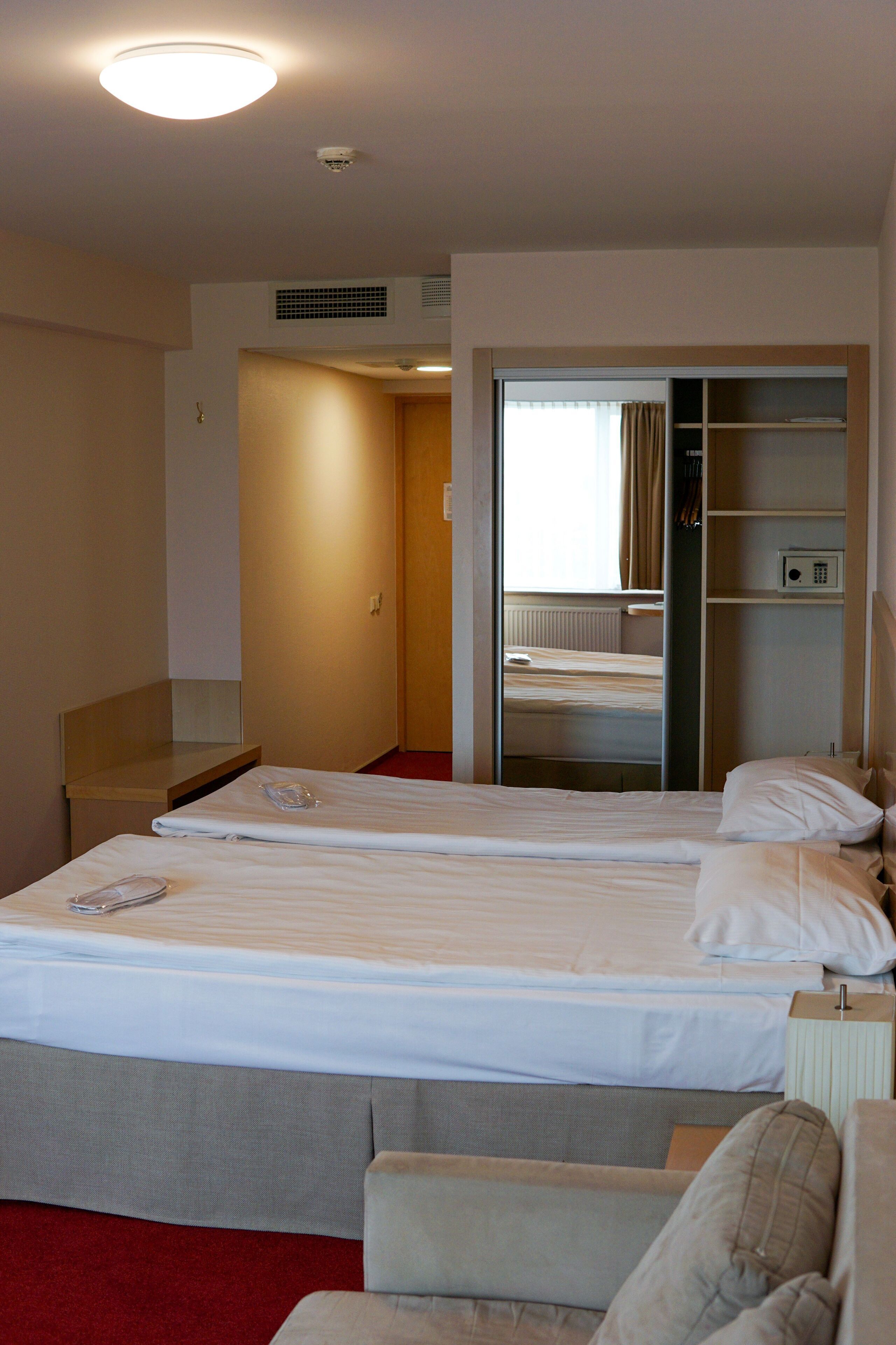 superior twin room | hypo-allergenic bedding, minibar, in-room safe, desk