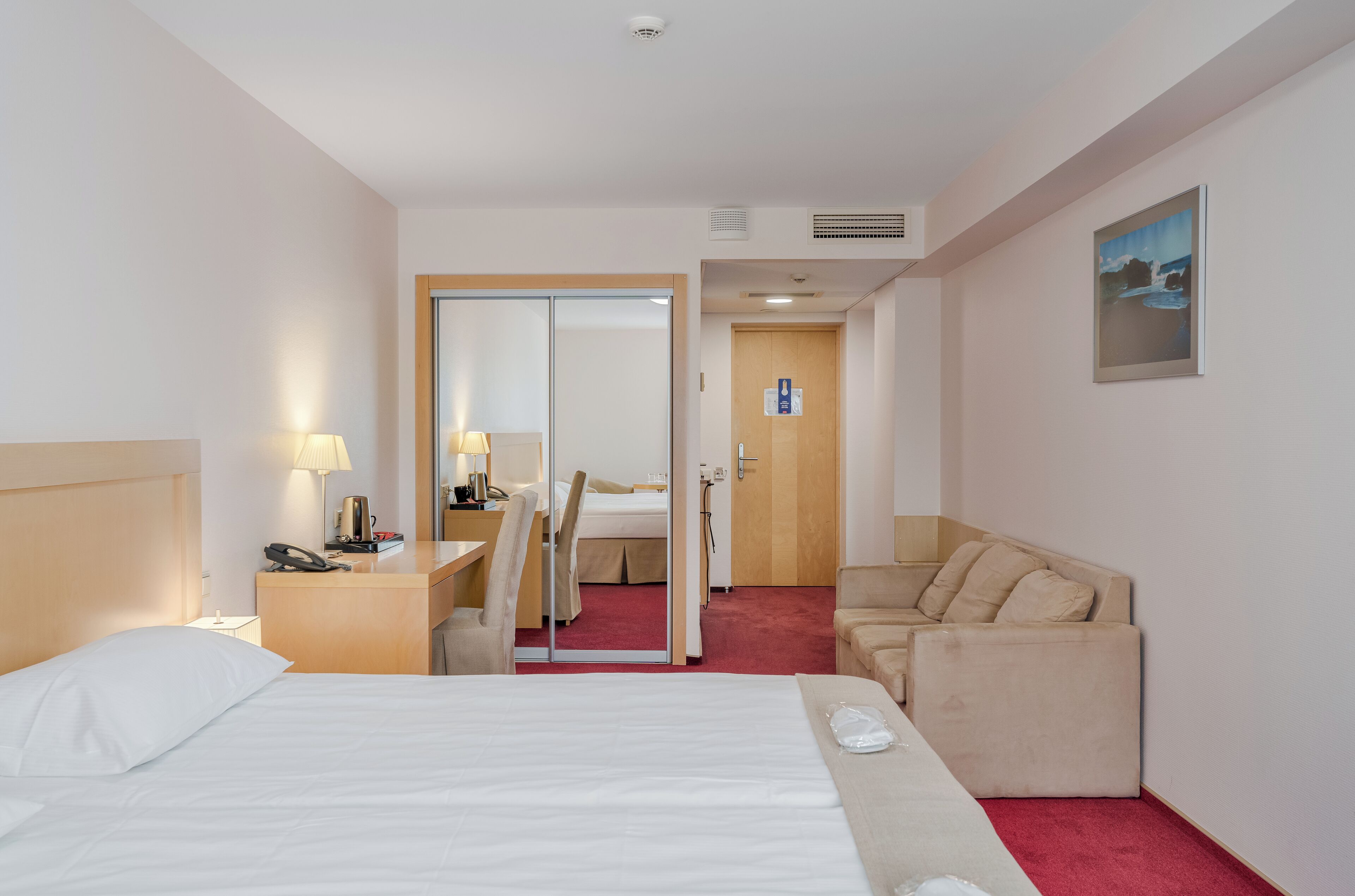 Hypo-allergenic bedding, minibar, in-room safe, desk
