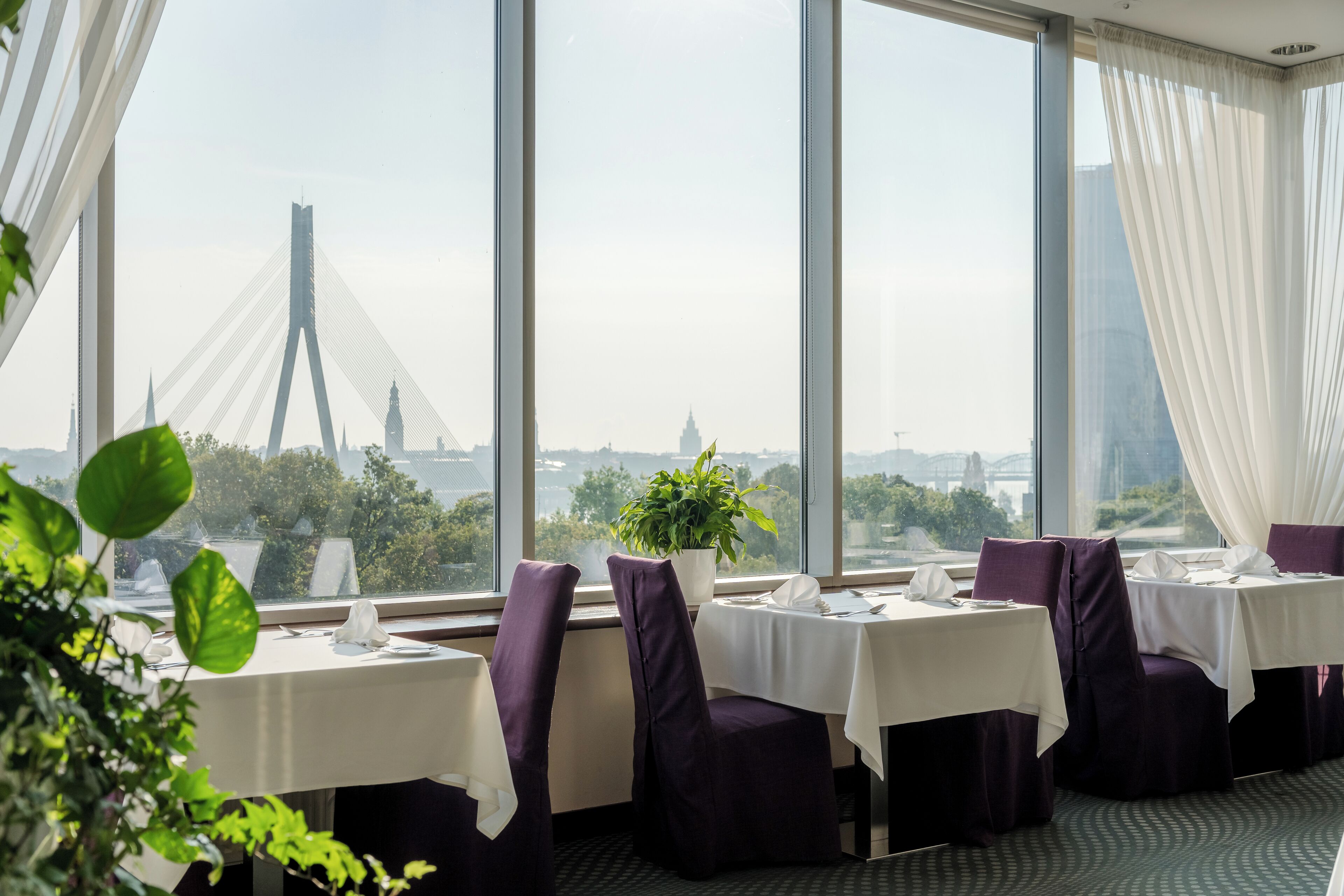 2 restaurants, breakfast served