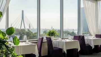 2 restaurants; breakfast, lunch, and dinner served