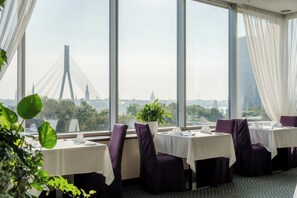 2 restaurants, breakfast served - Riga Islande Hotel with FREE parking (Riga)