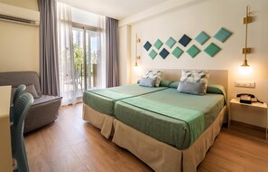 Twin kamer, balkon | Een kluis op de kamer, een bureau, gratis wifi, beddengoed