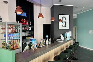 Lobby lounge, al fresco dining, open daily - Garner Hotel Berlin - Checkpoint Charlie by IHG (Berlin)