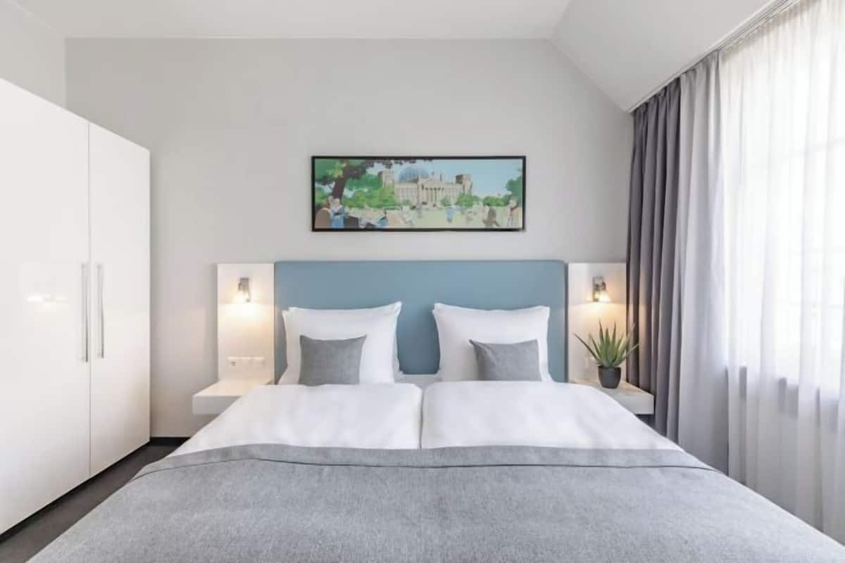 Hypo-allergenic bedding, in-room safe, desk, blackout curtains