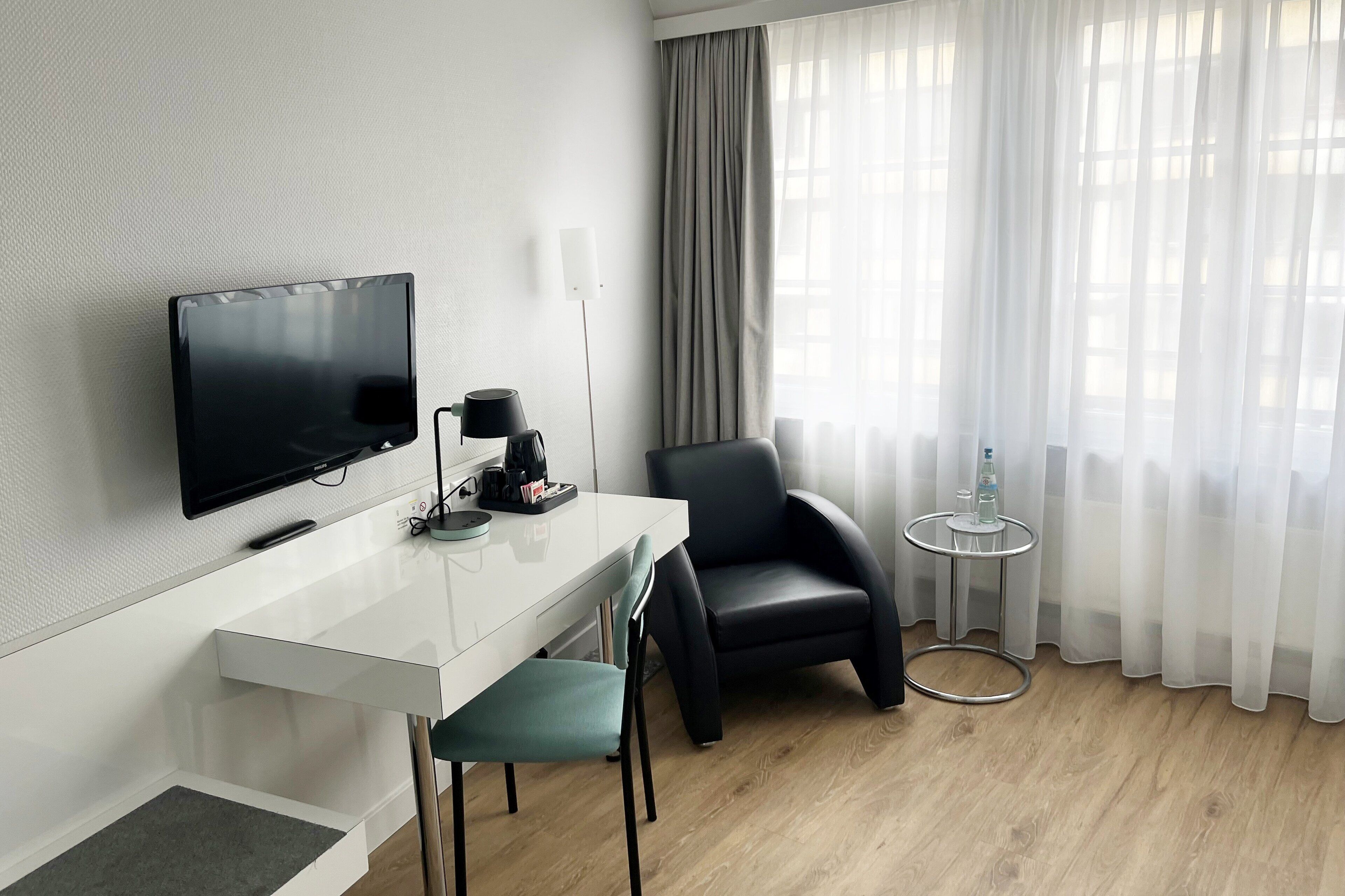 Ropa de cama hipoalergénica y caja de seguridad en la habitación 