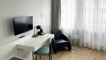 Ropa de cama hipoalergénica y caja de seguridad en la habitación