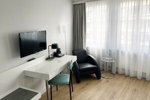 Ropa de cama hipoalergénica y caja de seguridad en la habitación 