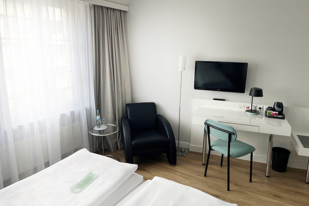 Chambre Standard, 2 lits une place | Literie hypoallergénique, coffres-forts dans les chambres, bureau