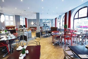 Tägliches Frühstücksbuffet (16 EUR pro Person)