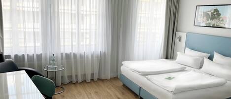 Allergikerbettwaren, Zimmersafe, Schreibtisch, Verdunkelungsvorhänge