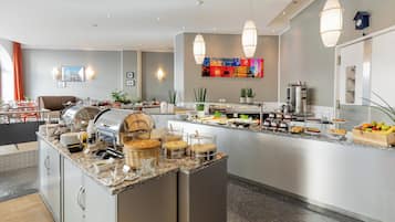 Petit déjeuner buffet (16 EUR par personne)