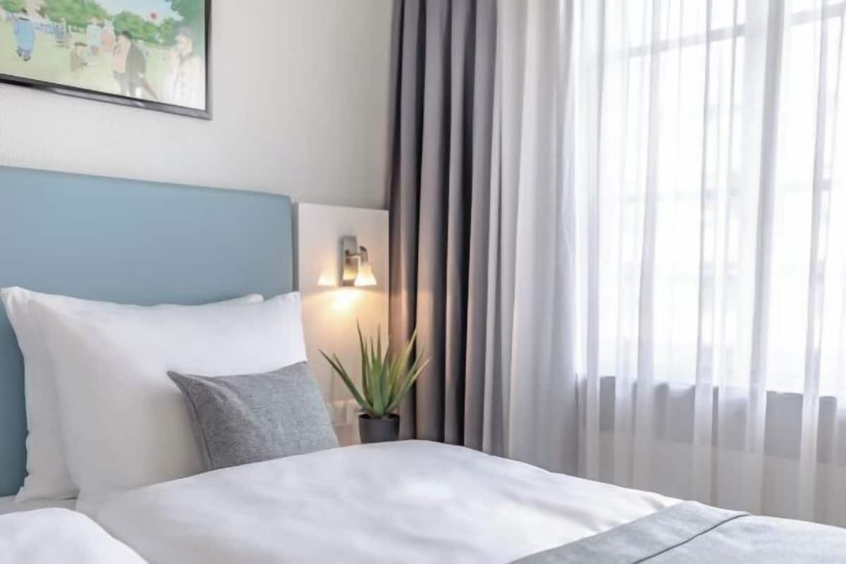 Hypo-allergenic bedding, in-room safe, desk, blackout curtains