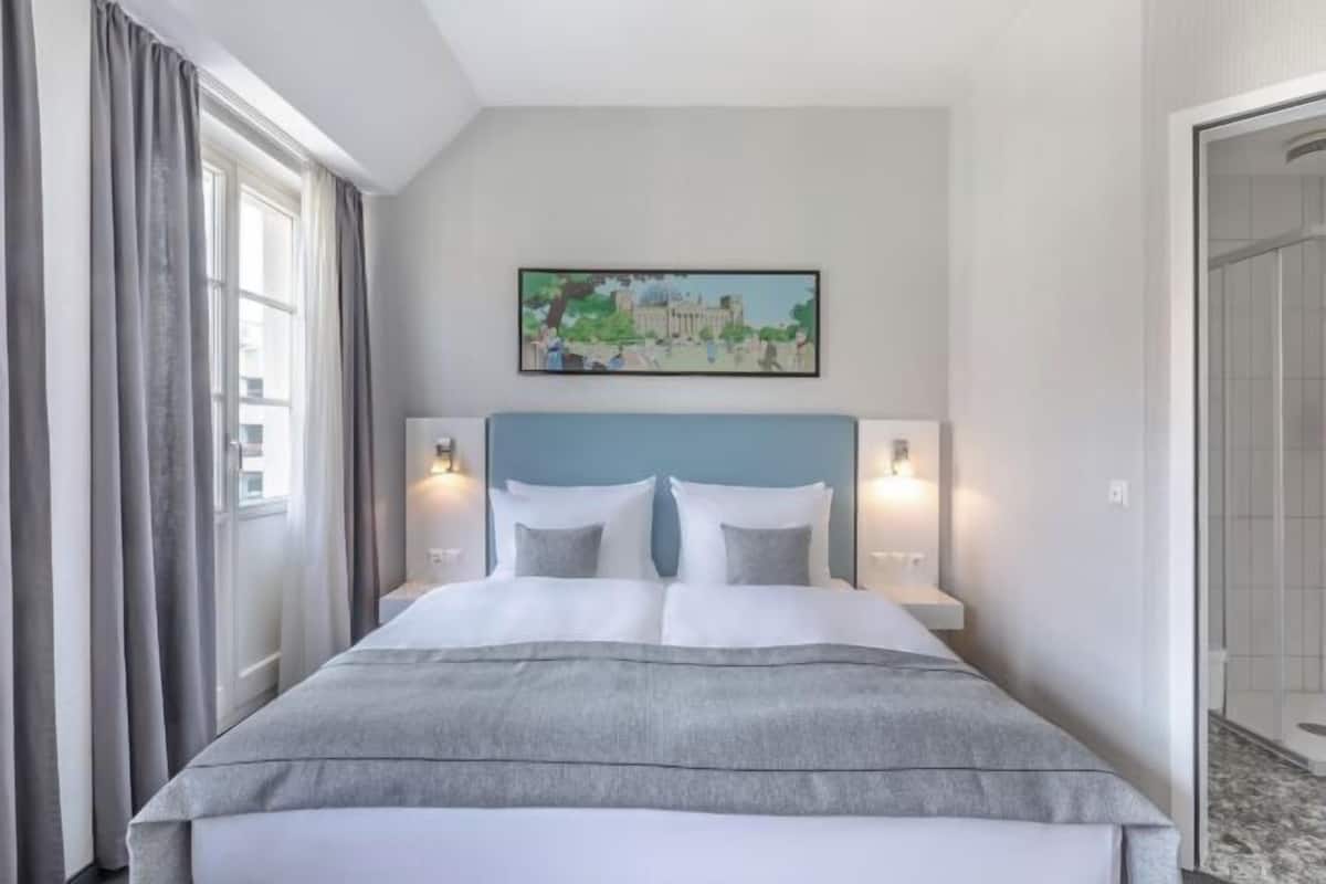 Hypo-allergenic bedding, in-room safe, desk, blackout curtains
