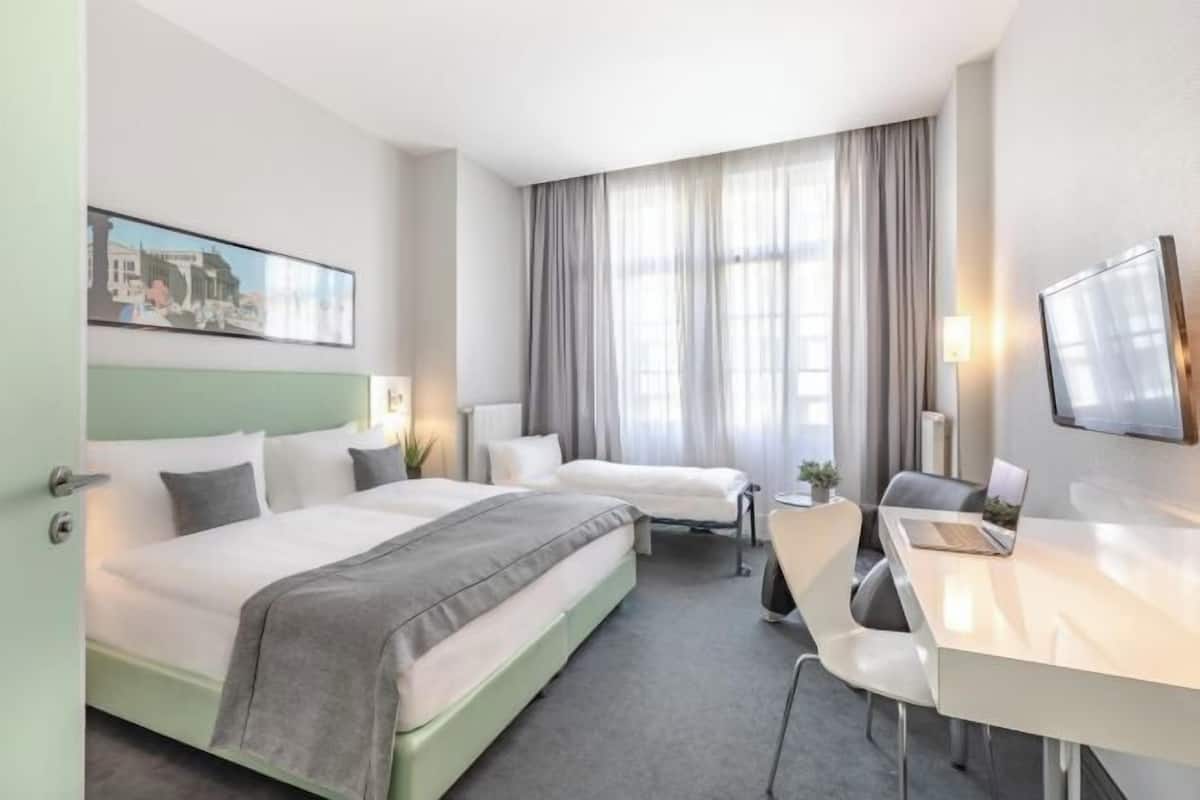Hypo-allergenic bedding, in-room safe, desk, blackout curtains