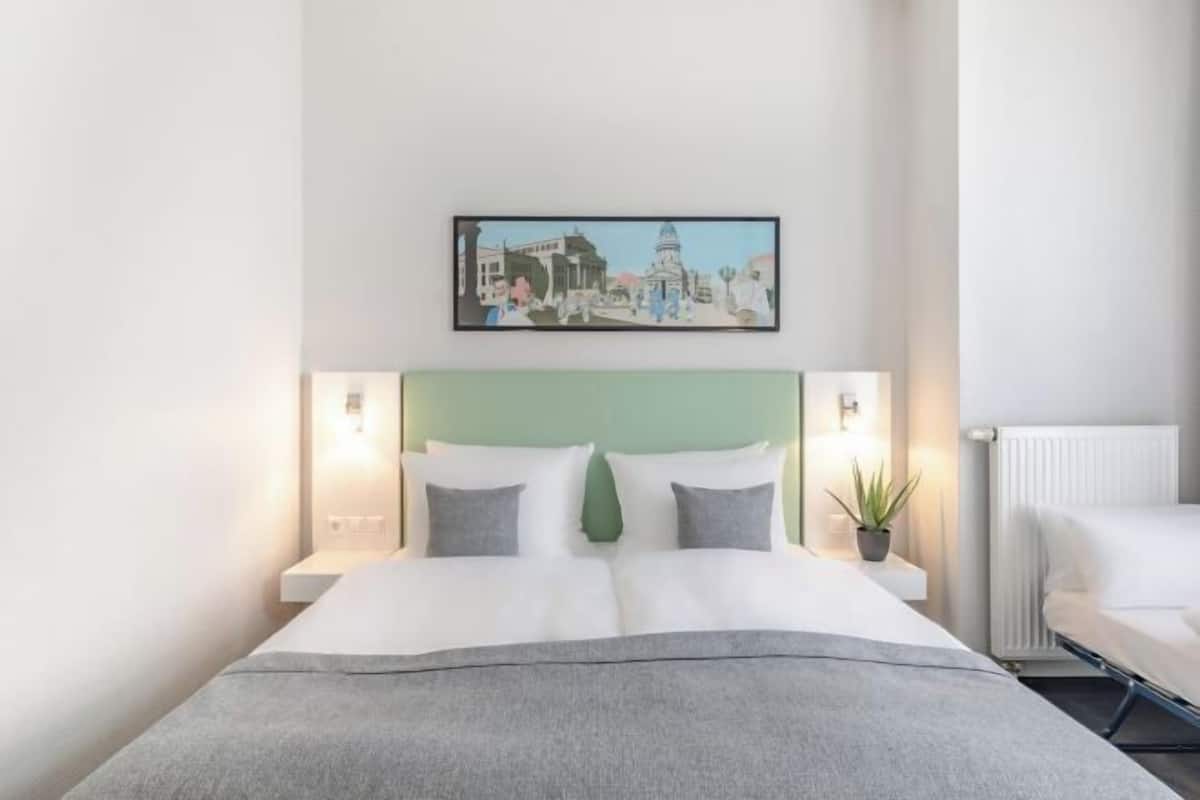 Hypo-allergenic bedding, in-room safe, desk, blackout curtains