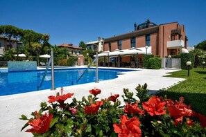 Sæsonbestemt udendørs pool, parasoller, liggestole
