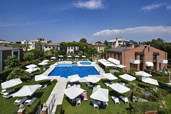 Seasonal outdoor pool, pool umbrellas, sun loungers