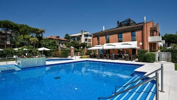 Piscina stagionale all'aperto, ombrelloni da piscina, lettini