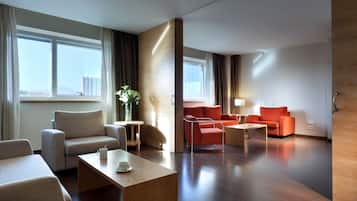 Een minibar, een kluis op de kamer, individueel gemeubileerd, een bureau