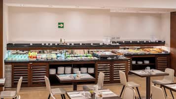 Een buffetgedeelte met diverse gerechten en een zithoek met tafels en stoelen.