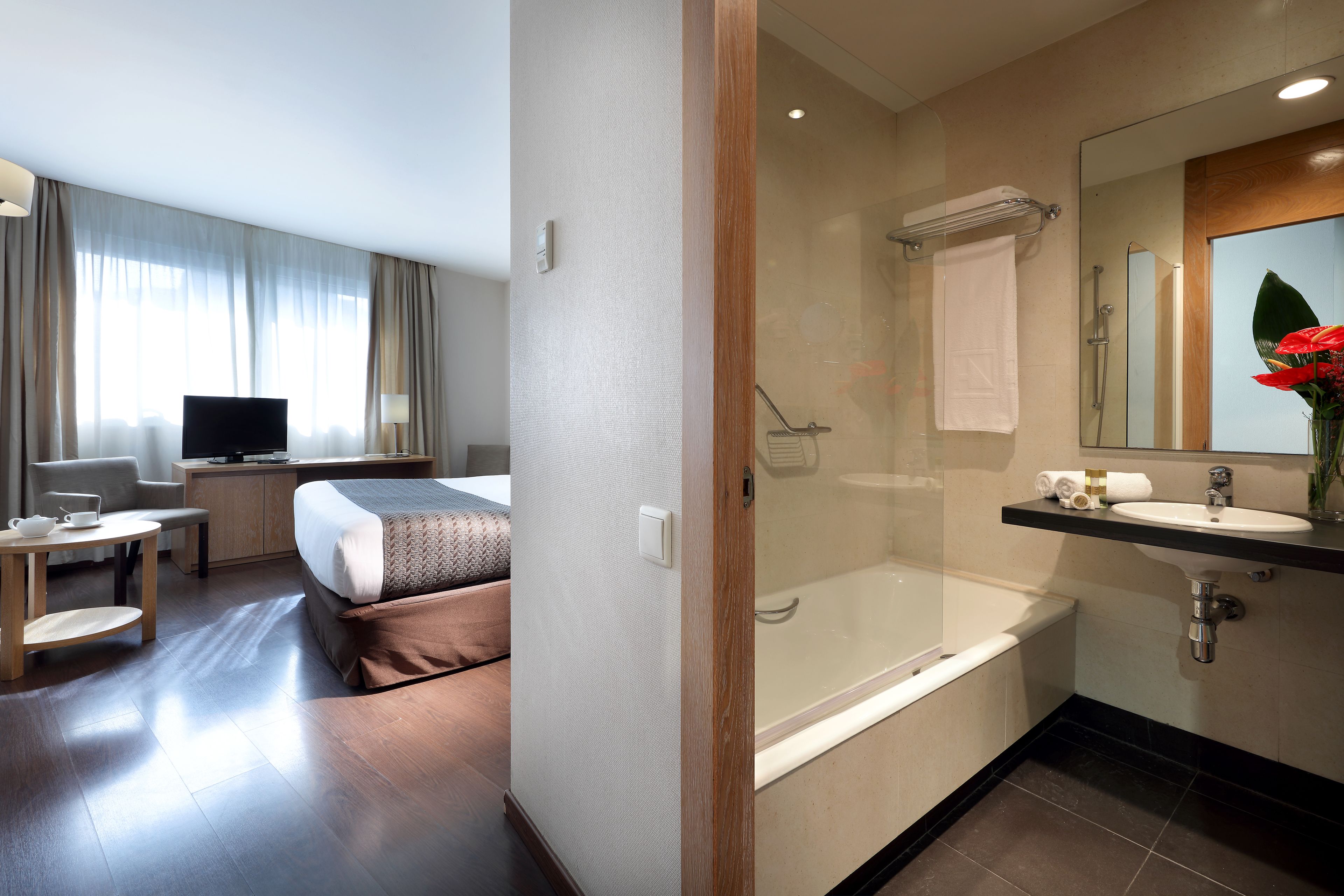 single room | 1 bedroom, minibar, in-room safe, individually furnished