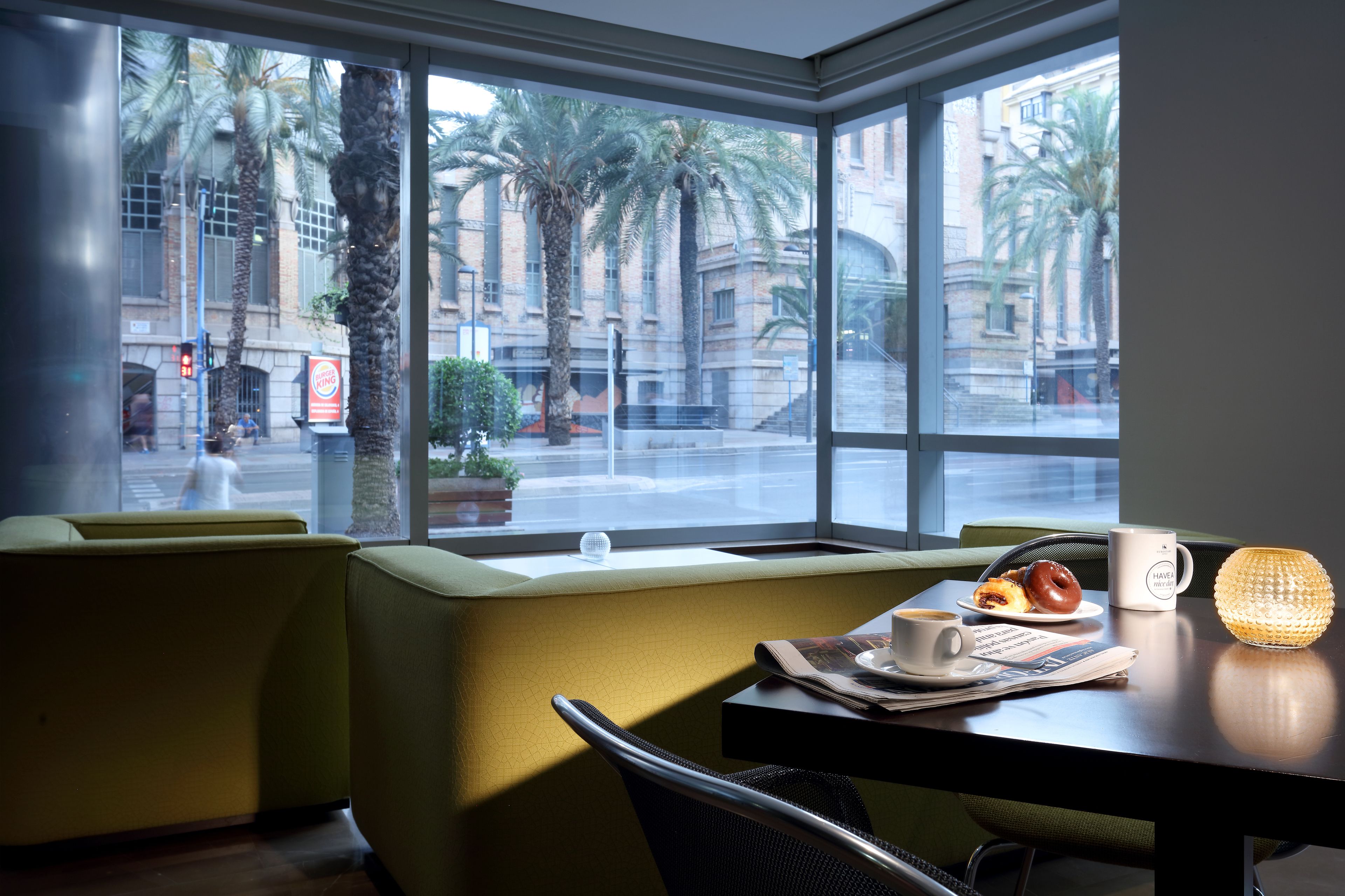 Minibar, safe på rommet, individuelt innredet og skrivebord