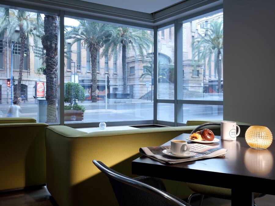 Minibar, caja de seguridad en la habitación y muebles diferentes