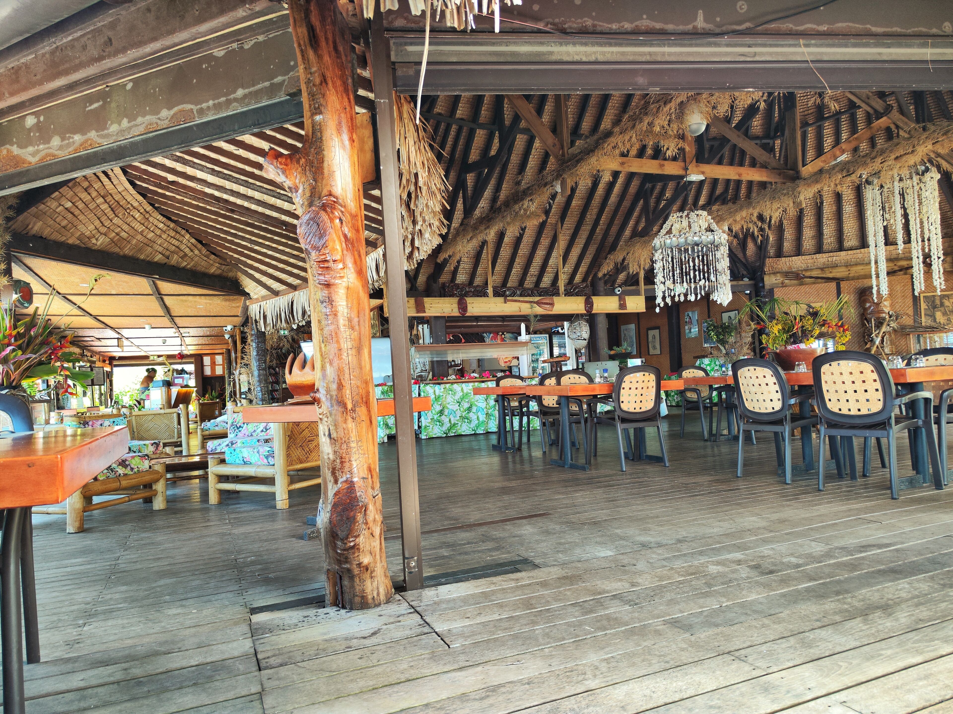 Petit déjeuner, déjeuner et dîner servis sur place, vue sur la plage