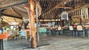 Se sirven desayunos, comidas y cenas con vista a la playa