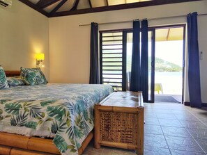 Ropa de cama de alta calidad y caja de seguridad en la habitación 