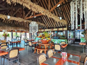 Breakfast, lunch and dinner served - Hotel Kaveka (Moorea-Maiao)