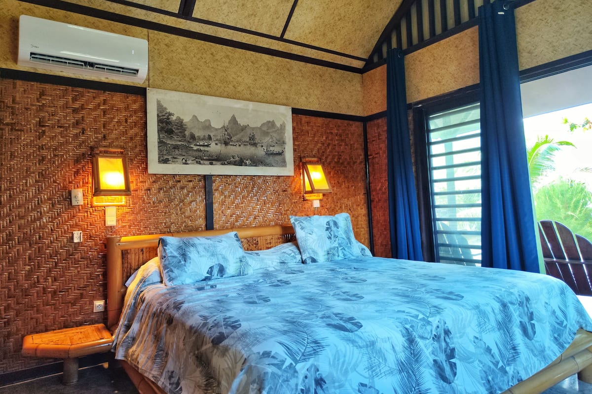 Bungalow, uitzicht op lagune | Luxe beddengoed, een kluis op de kamer, een bureau