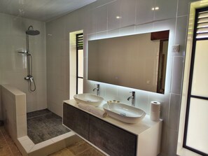 Beachfront Bungalow | Bathroom | Shower, free toiletries, towels - Hotel Kaveka (Moorea-Maiao)