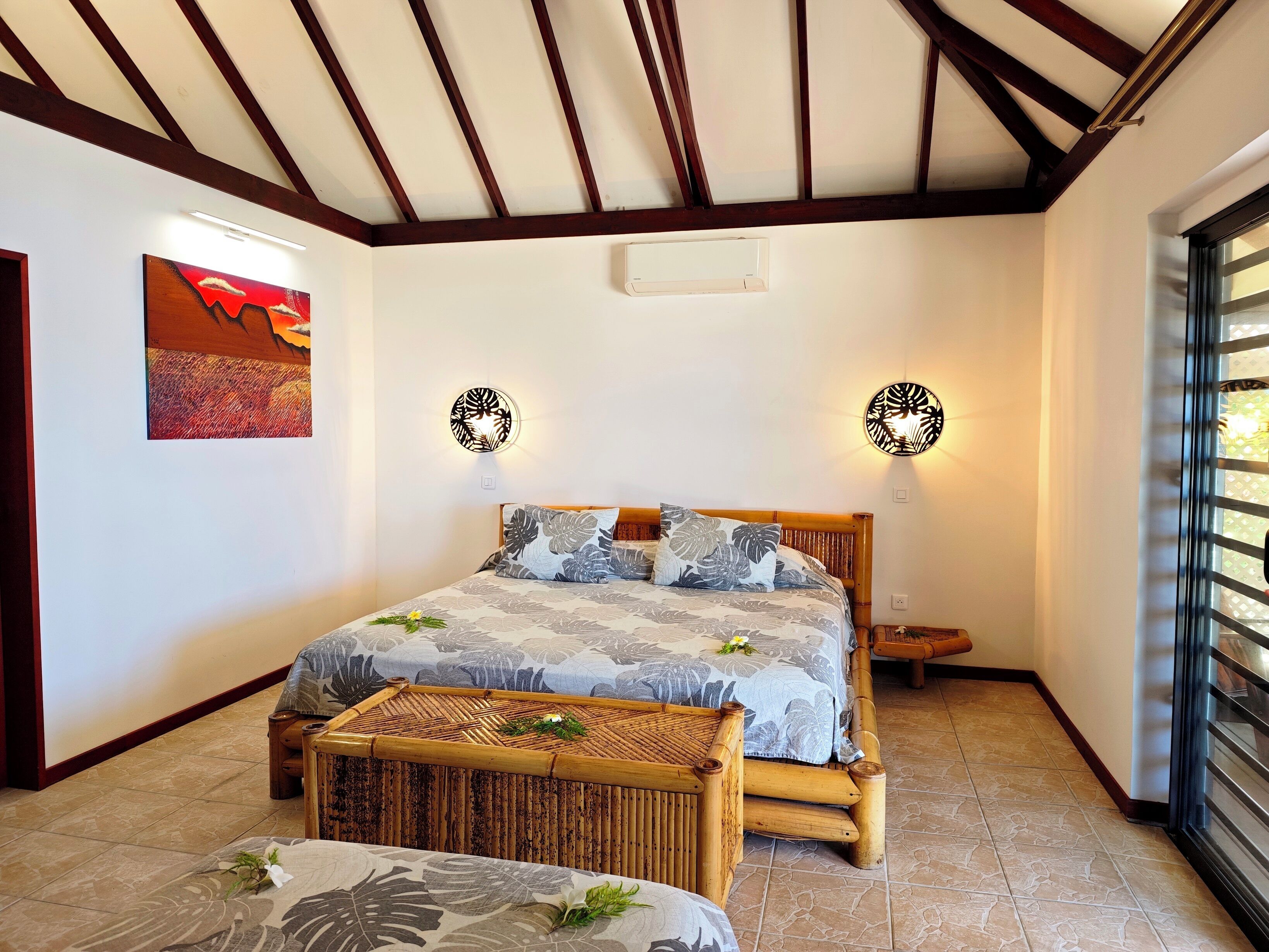 高級寢具、房內夾萬、書桌、遮光窗簾/窗簾