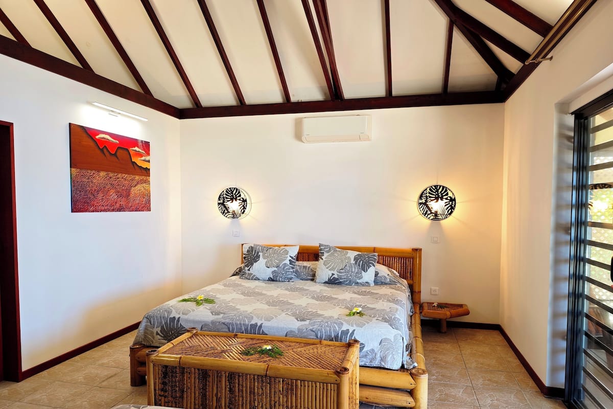 高級寢具、房內夾萬、書桌、遮光窗簾/窗簾