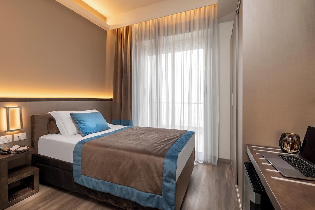 Hypo-allergenic bedding, minibar, in-room safe, desk