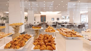 A buffet with various pastries and desserts. - Hotel Continental Rimini (Rimini)
