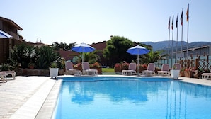 Outdoor pool, pool umbrellas - Hotel Corallo (Trinità d'Agultu e Vignola)