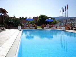 Una piscina al aire libre, sombrillas