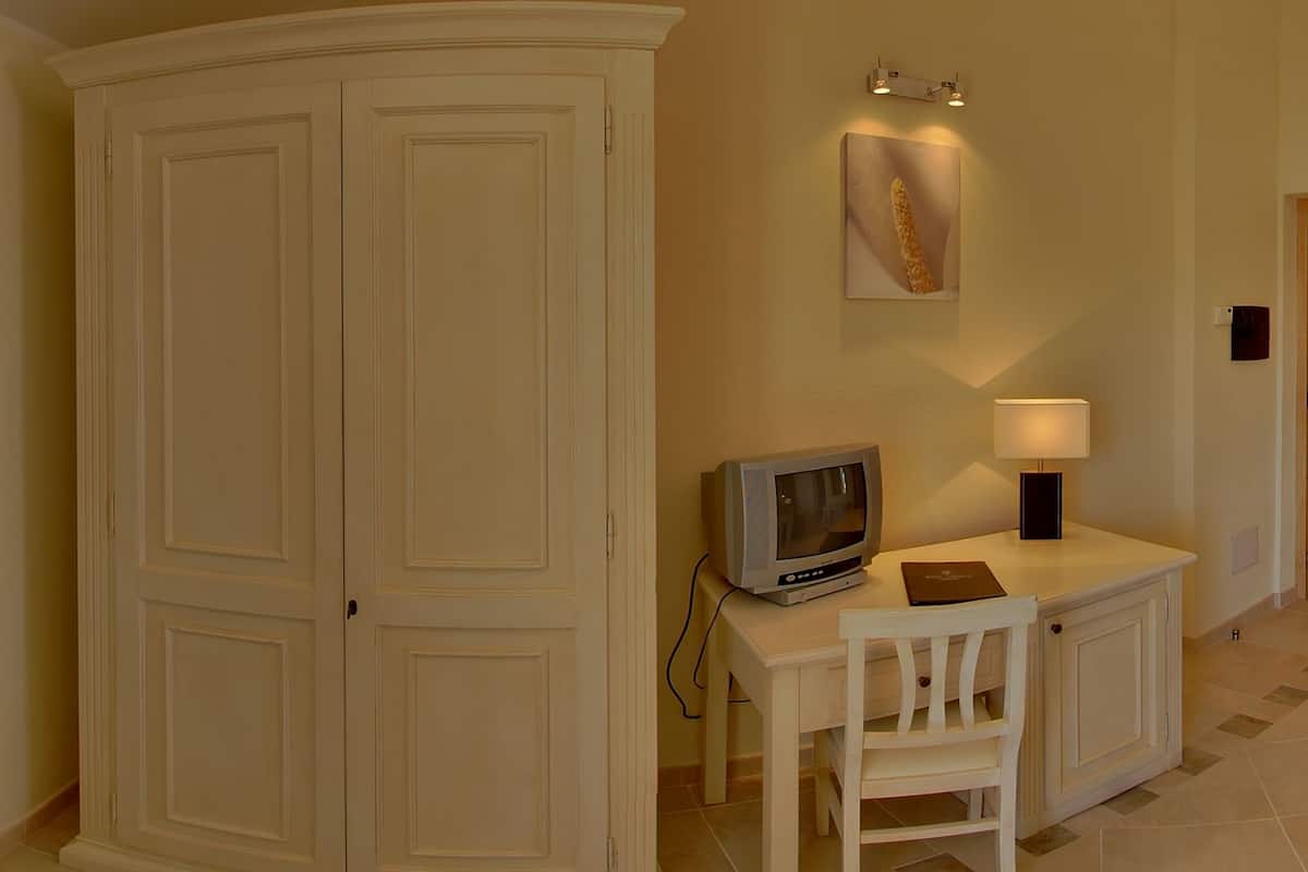 Minibar, in-room safe